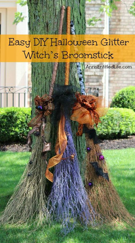 Diy Halloween Dekoration, Dulceros Halloween, Halloween Brooms, Witches Broomsticks, Witch Crafts, Hansel Y Gretel, Easy Diy Halloween Decorations, Hallowen Ideas, Diy Halloween Decor