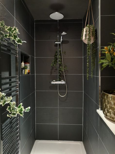 Shower With Plants, Bathroom Decor College, Black Tile Bathrooms, Tile Walk In Shower, Big Shower, Toilette Design, Shower Tiles, Dark Bathrooms, Dream Shower