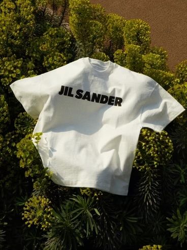 Tshirt Creative Ideas, Shirt Still Life Photography, Jil Sander Still Life, Tshirt Design Photography, T Shirt Product Photography Creative, Clothing Still Life Photography, Product Photography Shirt, T Shirt Picture Ideas, Merch T-shirt