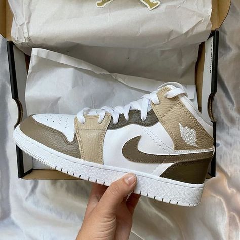 Zapatillas Nike Air Force, Nike Air Jordan Mid, Custom Air Jordan 1, Custom Air Jordan, Zapatillas Nike Air, Custom Nike Air, Custom Jordans, Nike Air Jordan 1 Mid, Custom Nike