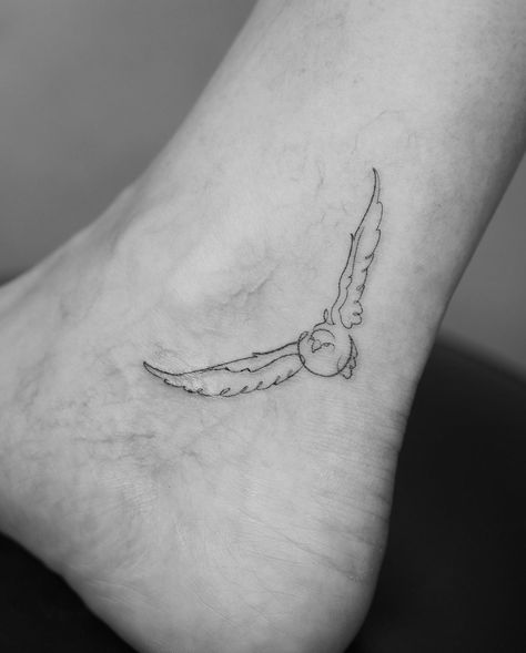 Fine Bird Tattoo, Sun And Birds Tattoo, Minimal Bird Tattoo, Ruth Tattoo, Condor Tattoo, Tattoo Silly, Eagle Tattoo For Women, Bird Outline Tattoo, Eagle Back Tattoo