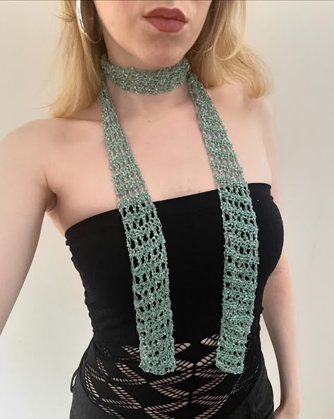 literally so obsessed with this skinny scarf I made, it gives me y2k, hannah montana vibes ✨ Also this glitter yarn is too beautiful, i'm definitely going to use it for other projects!! Pattern by the beautiful @natssrecord on ytb!! <33 . . . #crochet #crochetinspiration #crochetaesthetic #crochetskinnyscarf #y2kaesthetic #crochetfashion #crocheting #handmade #crochetlove #glitteryarn #hechoamano #crochetersofinstagram #fiberartist #slowfashion Hannah Montana Scarf, Crochet Mini Scarf, Peter Pan Kostüm, Y2k Scarf, Glitter Yarn, Y2k Crochet, Diy Scarf, Hannah Montana, Crochet Inspiration