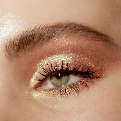 Glowy Shimmery Makeup, Gold Eye Shadow Makeup, Prom Eye Shadow, Summer Evening Makeup, Smoky Gold Eye Makeup, Green Eye Eyeshadow, Shimmery Makeup Looks, Glowy Eye Makeup, Evening Makeup Looks