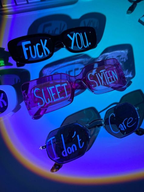 Sunglasses Theme Party, Sunglasses With Writing On Them Party, Sunglasses With Writing On Them, Cute Party Aesthetic, Outside Glow In The Dark Party, Glasses With Writing On Them Party, Writing On Sunglasses Party, Birthday Glasses Ideas, Words On Sunglasses