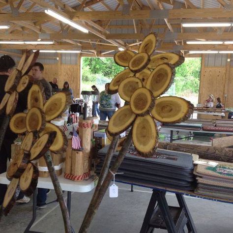 Turn Wood Slices into Flowers...these are the BEST Yard Art Ideas! Yard Art Ideas, Wood Log Crafts, Wood Slice Art, Wood Slice Crafts, Outdoor Crafts, Diy Outdoor Decor, Wood Logs, Diy Holz, Diy Yard