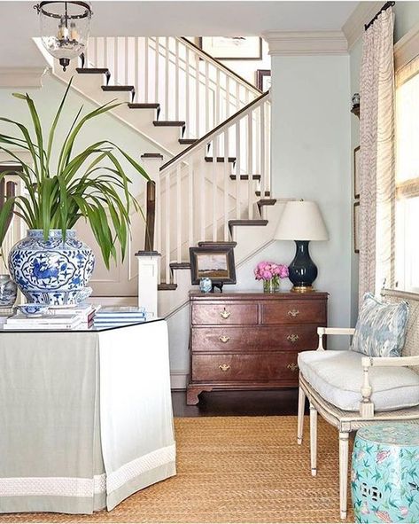 This is a must read: Six Decorating Tips for an Inviting Entry by House of Harper #entryway #entrydecor #traditionaldecor #homedecorideas Amy Berry, All White Room, Traditional Interior Design, Foyer Decorating, Coastal Living Rooms, Table Skirt, Blue Rooms, Traditional Interior, A Living Room