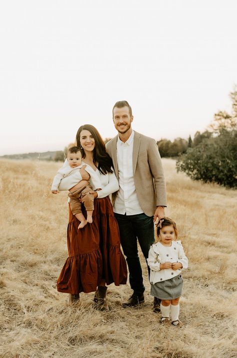 Kartch Family Photography Session | Jillian Goulding Casual Family Pictures Outfits, Casual Family Pictures, Family Session Outfits, Christmas Family Pictures, Family Holiday Outfits, Fall Picture Outfits, Christmas Outfit Inspiration, Holiday Outfit Inspiration, Airy Photography