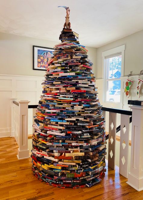 Nerd Christmas, The Tree Of Knowledge, Cardboard Tree, Tree Of Knowledge, Book Christmas Tree, Christmas Tree Decorating Themes, Book Tree, Weekend Crafts, Alternative Christmas