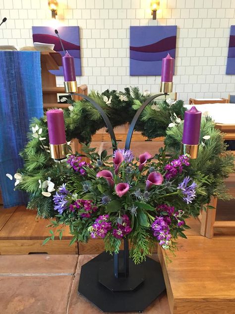 advent wreath Catholic Advent Wreath, Advent Church Decorations, Alter Flowers, Christmas Flower Decorations, Church Christmas Decorations, Christmas Advent Wreath, Church Altar Decorations, Church Decorations, Christmas Church