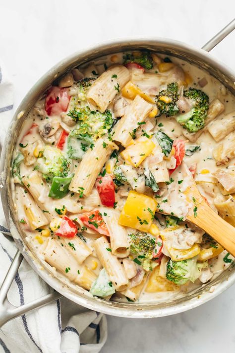 Alfredo Pasta Recipes Vegetarian, Alfredo Veggie Pasta, Bechamel Pasta Recipes, Vegetable Alfredo Pasta, Veggie Alfredo Pasta, Alfredo With Vegetables, Spaghetti With White Sauce, Alfredo With Veggies, White Pasta Recipes