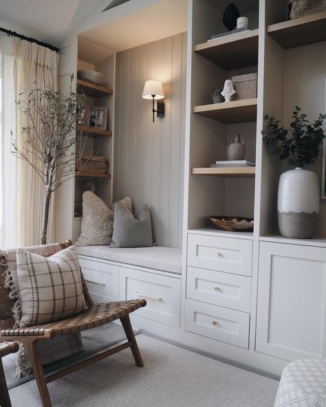 Built In Shelves Living Room, Living Room Built Ins, غرفة ملابس, Hus Inspiration, Mudroom Bench, Living Room Inspo, Home Office Design, Front Room, A Living Room