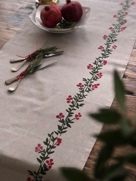 Christmas Table Presents, Winter Block Print, Christmas Block Print, Runner Gift Ideas, Embroidery Table Runners, Thanksgiving Table Linens, Christmas Tablesetting, Christmas Table Cloths, Holly Table Runner