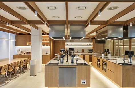 Cooking Class Kitchen, Cooking Classes Design, Architecture Brochures, Lavatory Design, Communal Kitchen, Architecture Magazine, School Interior, Spatial Design, Kitchen Showroom