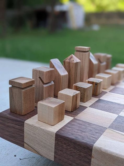 Wood Chess Board, Chess Boards, Wood Chess Set, Wooden Building Blocks, Wooden Chess Board, Diy Lampe, Wood Games, Wood Chess, Diy Wooden Projects