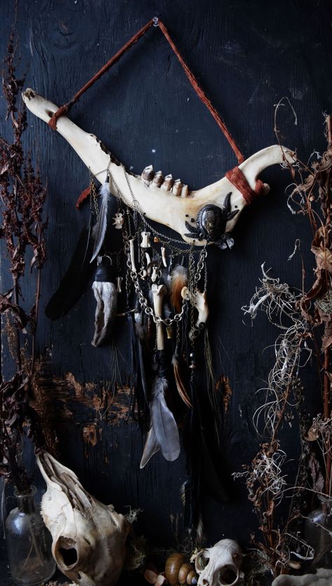 Crafts With Animal Bones, Animal Bone Art Ideas, Bone Windchimes, Bone Art Diy, Goth Home Aesthetic, Animal Bone Art, Bones Decor, Water Kingdom, Pagan Aesthetic