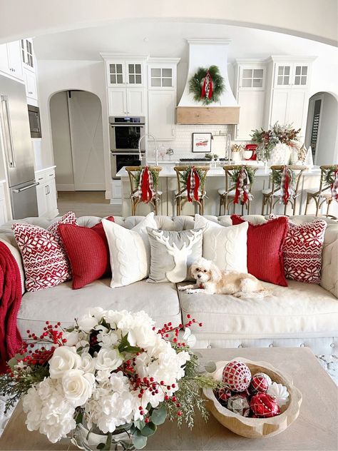 Christmas Couch Decor, Christmas Homes, Christmas Dreaming, Cozy Christmas Decor, Christmas Apartment, Red White Christmas, Christmas Decor Inspiration, Christmas Themes Decorations, Christmas Decorations Living Room