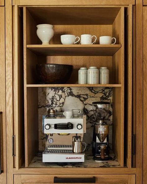 Koffie Stations, Hide Appliances, Dark Wood Kitchen Cabinets, Coffee Cabinet, Disc Interiors, Coin Café, Home Espresso Machine, Appliance Garage, Coffee Nook