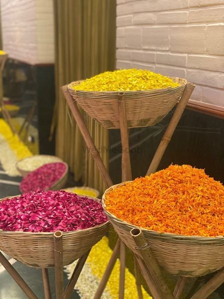 Haldi Decoration Props, Flower Petal Basket, Basket Decoration Wedding Indian, Haldi Props Ideas, Cane Baskets Decoration Ideas, Outdoor Wedding Decorations Indian, Baskets Wedding Decor, Mehendi Props, Wedding Props Ideas