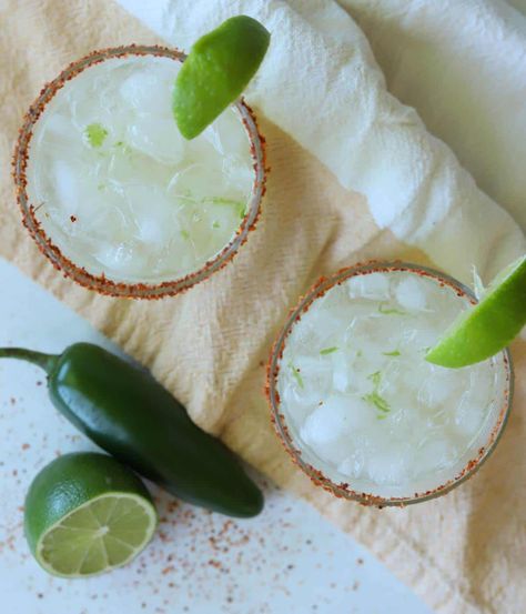 These Tajin Margaritas are the perfect drink for Cinco de Mayo. Freshly squeezed lime juice meets tajin for a flavor packed cocktail. Drinks With Tajin, Frozen Margarita Recipes, Easy Cocktail Recipes, Frozen Margarita, Gin Lemon, Lime Margarita, Easy Cocktail, Frozen Drinks, Lime Juice