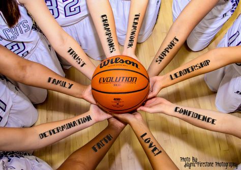 Teamwork makes the dreamwork. Basketball team Basketball Team Pictures, Basketball Pictures Poses, Basketball Senior Night, Basketball Workout, Bola Basket, Basketball Photos, Basketball Party, Basketball Workouts, Basketball Season