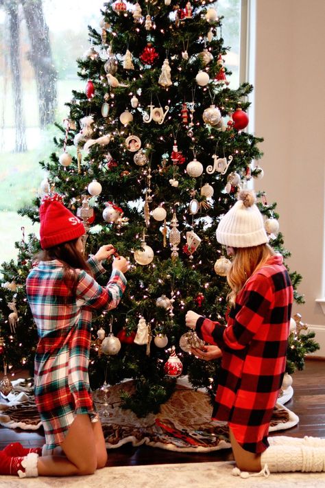 Pajama Party Christmas, Christmas Pictures Friends, Plaid Christmas Pajamas, Cute Christmas Pajamas, Christmas Pajama Party, Bff Christmas, Buffalo Plaid Pajamas, Christmas Photoshoot, Plaid Pajamas