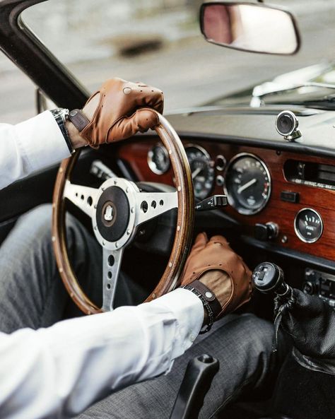 How to wear driving gloves (without looking like an idiot…) Driving Gloves Men, Car Lifestyle, Drive Safely, Gentleman Aesthetic, Leather Driving Gloves, Gentlemans Club, Leather Supplies, Driving Gloves, Nato Strap