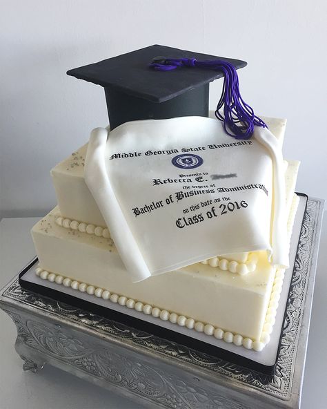 Simple Cake Graduation, Convocation Cake Ideas, Mba Cake Graduation, Minimalist Graduation Cake Design, Lunch Cake Graduation, Degree Cake, Simple Graduation Cakes, Phd Party, College Graduation Cakes