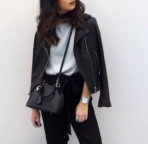 . Ootd Autumn, Chic Minimalista, Hand Purse, Woman In Black, Alma Bb, Wardrobe Wishlist, Estilo Chic, Luxury Goods, Fashion Wear