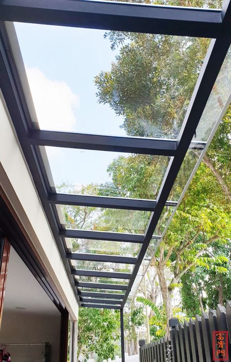 Awning with Clear Polycarbonate Pergola Clear Roof Ideas, Courtyard Covering Ideas, Clear Porch Cover, Clear Polycarbonate Roof, Glass Awning Design, Clear Roof Patio, Balcony Covering Ideas, Polycarbonate Roof Design, Polycarbonate Awning