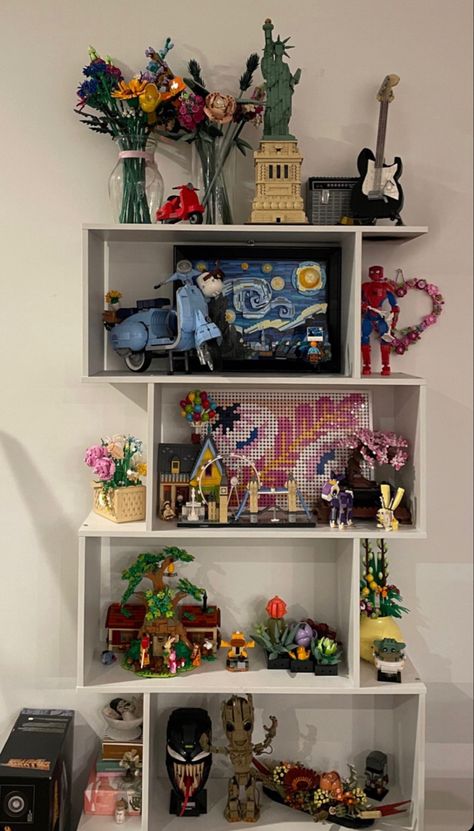 Lego Wall Display Ideas, Collectable Display Ideas, Lego Display Ideas Shelves, Lego Setup, Lego Shelf Display, Lego Shelf, Lego Display Ideas, Lego Room Decor, فنسنت فان جوخ