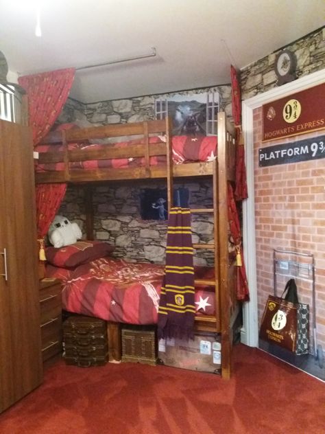 Gryffindor Room Ideas Bedrooms, Gryffindor Inspired Bedroom, Harry Potter Room Decor Bedroom Ideas Gryffindor, Gryffindor Room Ideas, Harry Potter Bedroom Ideas Gryffindor, Griffindor Room Bedrooms, Gryffindor Bedroom Ideas, Harry Potter Room Ideas Bedrooms, Harry Potter Room Decor Bedroom Ideas