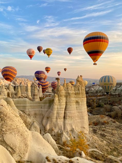 Capadocia Turkey Aesthetic, Capadocia Aesthetic, Cappadocia Turkey Aesthetic, Turkey Vibes, Capadocia Turkey, Turkey Aesthetic, Dream Travel Destinations, Hot Air Balloons, Air Balloons