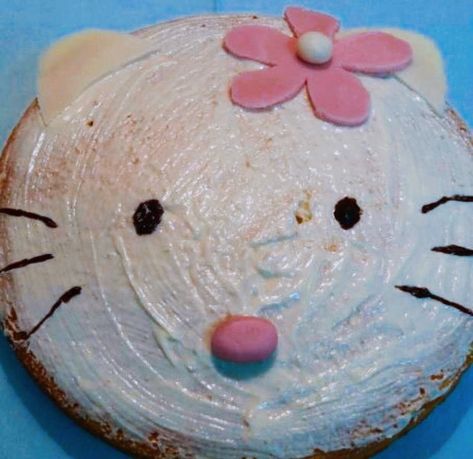 Gateau Hello Kitty, Aesthetics Cake, Bolo Da Hello Kitty, Hello Kitty Funny, Bolo Hello Kitty, Hello Kitty Birthday Theme, Hello Kitty Birthday Cake, Ugly Cakes, Vintage Birthday Cakes