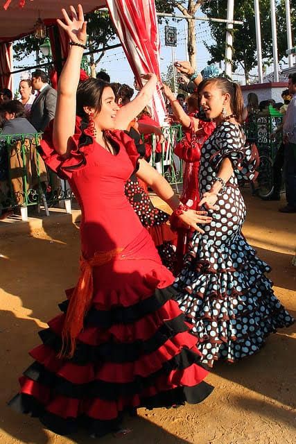 Spaniard Culture, Spain Traditional Clothing, Spanish Traditional Clothing, Spanish Festivals, Traditional Couple, Spanish Costume, Spanish Clothing, Spanish Colors, Spanish People