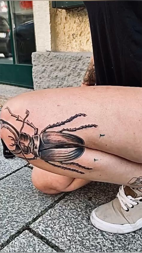 Tattoo Perna, Tattoo Pierna, Beetle Tattoo, Bug Tattoo, Insect Tattoo, Wicked Tattoos, Elbow Tattoos, Full Body Tattoo, Weird Tattoos