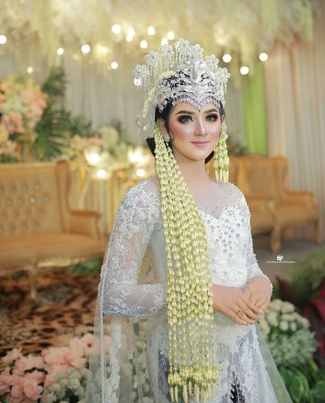 Sunda Wedding, Pose Pengantin, Gaun Dress, Batik Dress Modern, Kebaya Wedding, Adat Jawa, Make Up Pengantin, Beauty Culture, Board Wedding