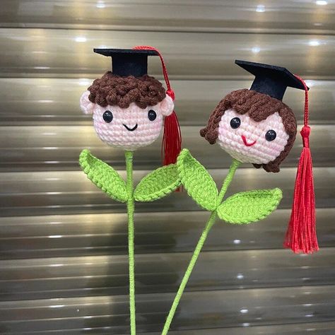 Crochet Simple Flower Patterns for Free: Beginners Edition Crochet For Graduation, Crochet For Teachers Day, Graduation Crochet Ideas, Crochet Graduation Gift, Crochet Gifts For Teachers, Graduation Crochet, Graduation Flowers Bouquet, Flowers Kawaii, Flower Graduation