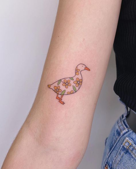 Tattoos Simplistic, Goose Tattoo, Duck Tattoos, Funky Tattoos, Cute Tats, Hand Poked Tattoo, Be Serious, Poke Tattoo, Funny Tattoos