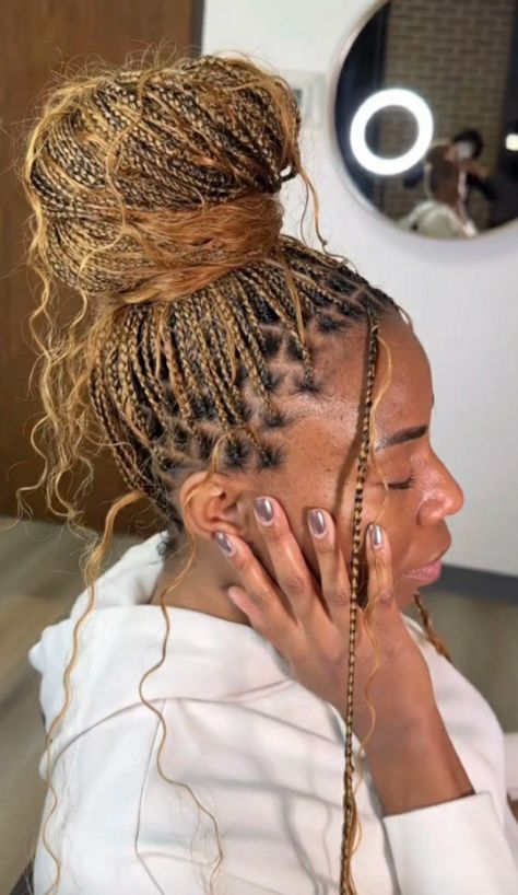 Fulani Braids With Blonde Highlights, Honey Blonde Boho Braids, Blonde Senegalese Twist, Coils Hairstyles, Blonde Boho Braids, Box Dreads, Knotless Hairstyles, Blonde Knotless Braids, Braiding Hair Colors