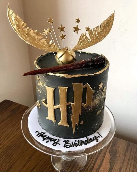 Harry Potter Themed Food, Tort Harry Potter, Harry Potter Theme Cake, Harry Potter Torte, Gateau Harry Potter, Train Birthday Cake, 14th Birthday Cakes, Cumpleaños Harry Potter, Harry Potter Birthday Cake