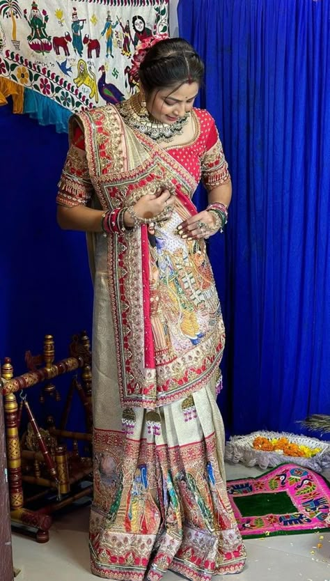 Gujrati Panetar Saree, Outfit For Roka Ceremony Women, Vat Savitri Puja Look Saree, New Bridal Saree Collection, Marwadi Saree, Gujarati Style Saree, Gujarati Saree Look, वेस्टर्न ड्रेस, Gujarati Saree