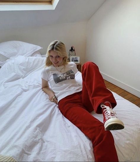 Red Jeans Outfit, Outfit Pantalon Rojo, Red Converse Outfit, Red Top Outfit, Red Shoes Outfit, Red Pants Outfit, All Star Branco, White Shoes Outfit, Red And White Outfits