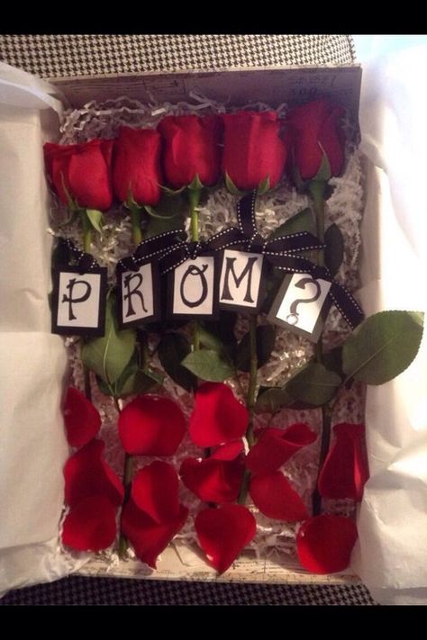 ☾★ Pinterest:Amairani Fox ★☽  ⊱✧ Amairani Fox ✧⊰ This would be super cute Prom Proposal Ideas For Guys, Cute Promposal, Prom Proposal Ideas, Creative Prom Proposal Ideas, Prom Invites, Cute Promposals, Cute Homecoming Proposals, Cute Prom Proposals