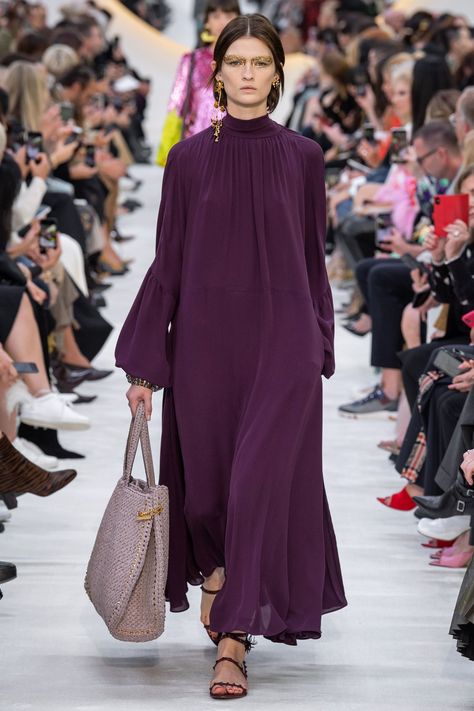 Valentino Spring 2020 Ready-to-Wear Collection - Vogue Hijab Styles, Armani Prive, Vogue Australia, Stil Inspiration, Modieuze Outfits, Fashion Show Collection, Fashion 2020, Vogue Paris, Looks Style