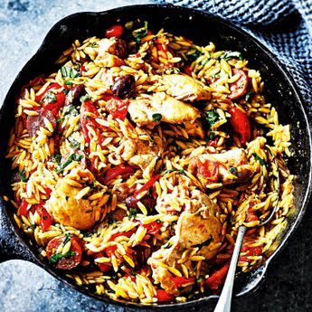 Orzo pasta, chicken, chorizo, tomatoes, olives & peppers Pasta Seafood, Chicken Chorizo, Super Salads, Recipes Pork, Pasta Chicken, Poultry Dishes, Orzo Recipes, Pork Loin Recipes, Skillet Recipes