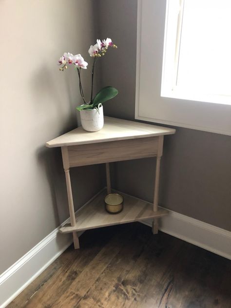 Small Corner Entry Table, Landing Corner Ideas, Stairway Corner Decor, Stair Landing Corner Decor, Table On Stair Landing, Too Of Stairs Landing Decor, Decorate Small Stair Landing, Corner Table Bedroom, Small Corner Table Ideas