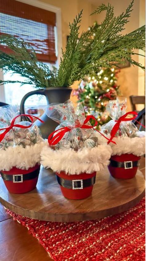 Terracotta Santa Pots, Cute Christmas Gift Ideas For Coworkers, Santa Terracotta Pots, Candy Gift Ideas Christmas Easy Diy, Santa Flower Pots, Christmas Can Decorations, Santa Terra Cotta Pots, Christmas Table Gift Ideas, Small Gifts Christmas