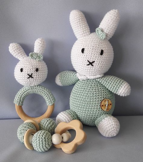 Gehaakt: Nijntje met rameelaar en bijtring Baby Haken, Haken Baby, Baby Yarn, Cool Baby Stuff, Crochet Ideas, Baby Gift, Baby Gifts, Projects To Try, Amigurumi