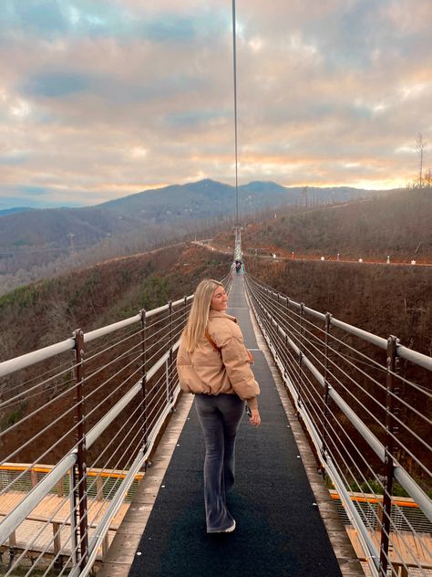 #gatlinburg #tennessee #skybridge #winter #mountains #travel #picinspo #photography Winter Gatlinburg Outfit, Smoky Mountains Picture Ideas, Gaitlandburg Tennessee Outfits, Gatlinburg Tn Outfits, Gatlinburg Picture Ideas, Gatlinburg Instagram Pics, Gatlinburg Outfits Spring, Gatlinburg Tennessee Pictures, Pigeon Forge Tennessee Winter