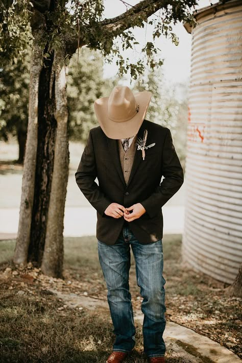 Western Wedding For Groom, Country Western Groom Attire, Western Wedding Cowboy Hat, Mens Wedding Attire Jeans And Vest, Mens Western Suits Country Weddings, Western Wedding Looks For Men, Rustic Wedding Terracotta, Country Wedding Grooms, Mens Blazer Wedding Outfit